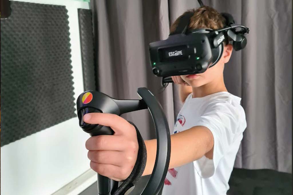 VR children's birthday Hannover, child with a VR headset experiencing virtual reality at Escape Hannover