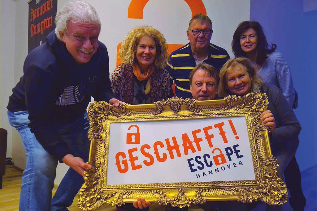 Classic team building at Escape Hannover, group laughing and solving puzzles together in the escape room