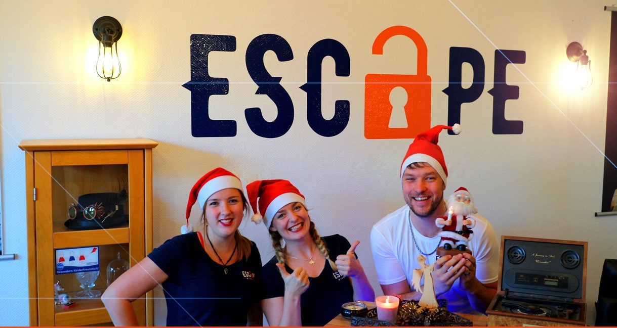 Weihnachtsfeier Hannover, Team mit Weihnachtsmützen im Escape Room